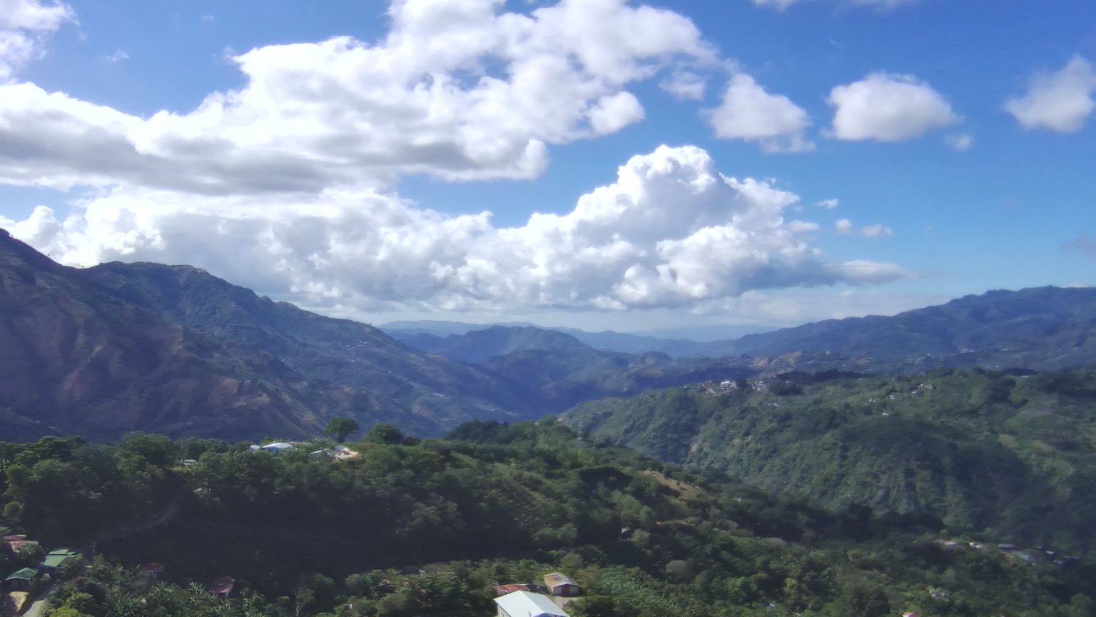 Montañas de Frailes con nubes, vistas desde la finca